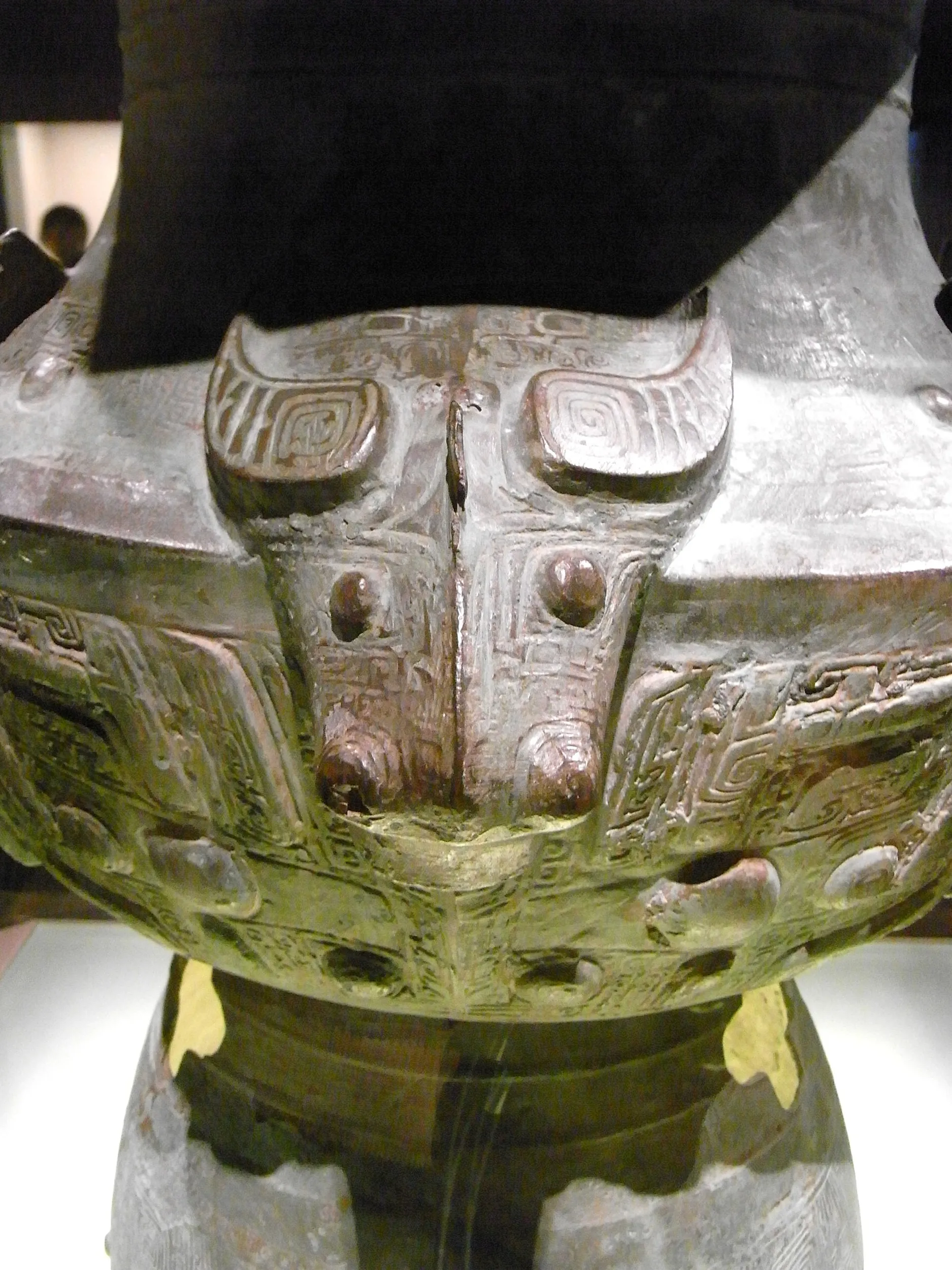 牛首獣面尊（近撮）