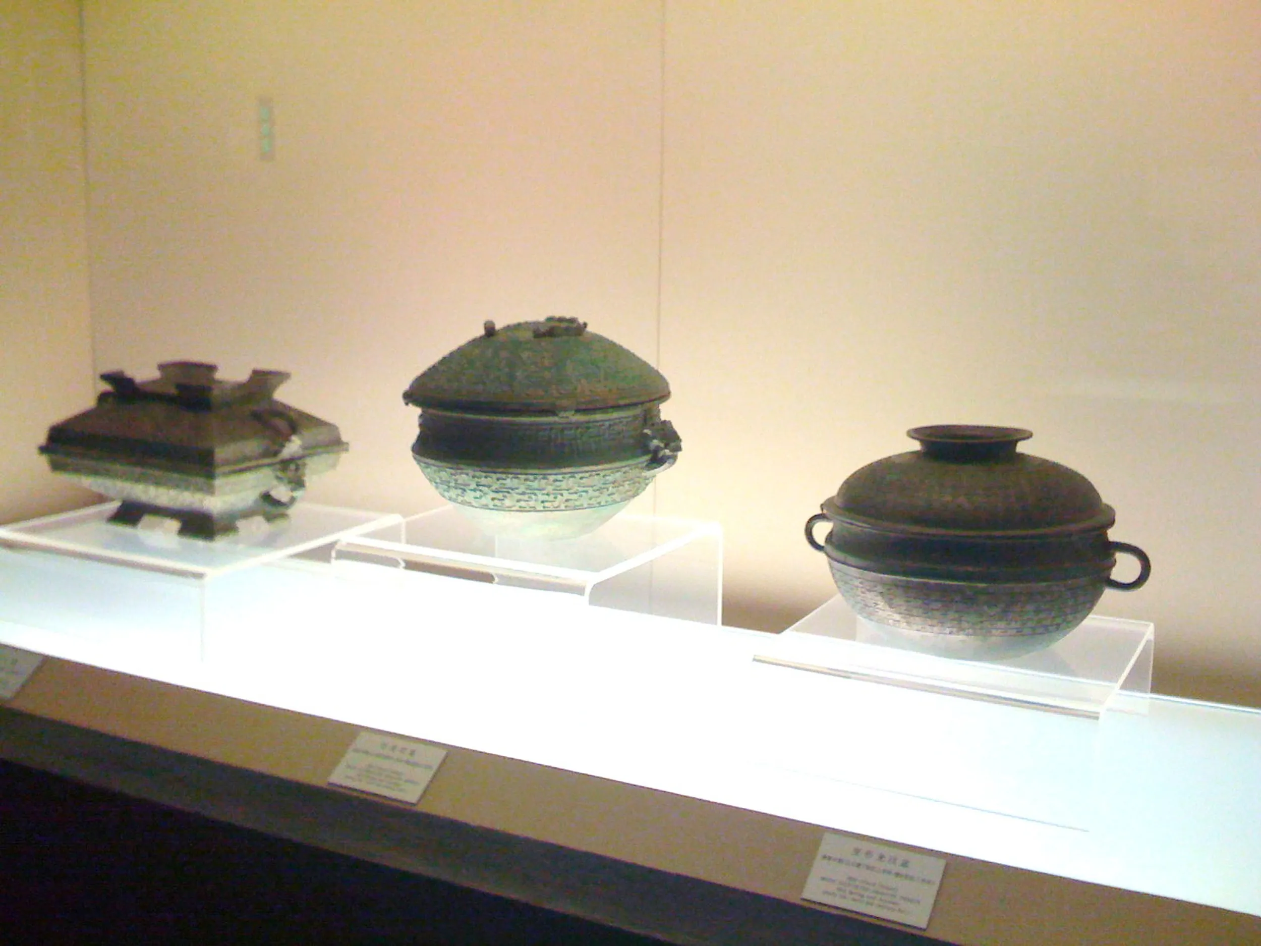 盆類と簠の展示（春秋中期）
