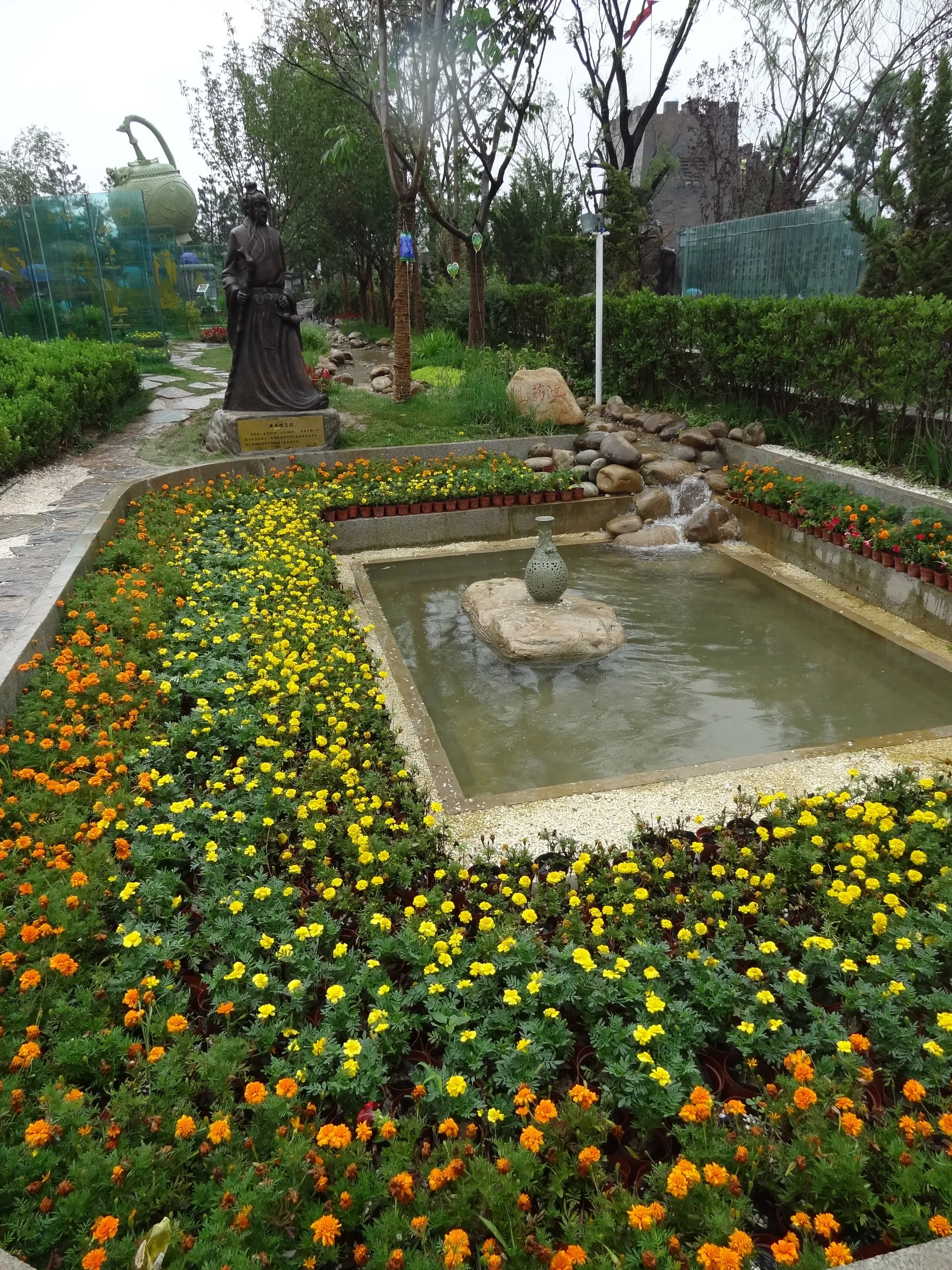 花壇と池のある庭園