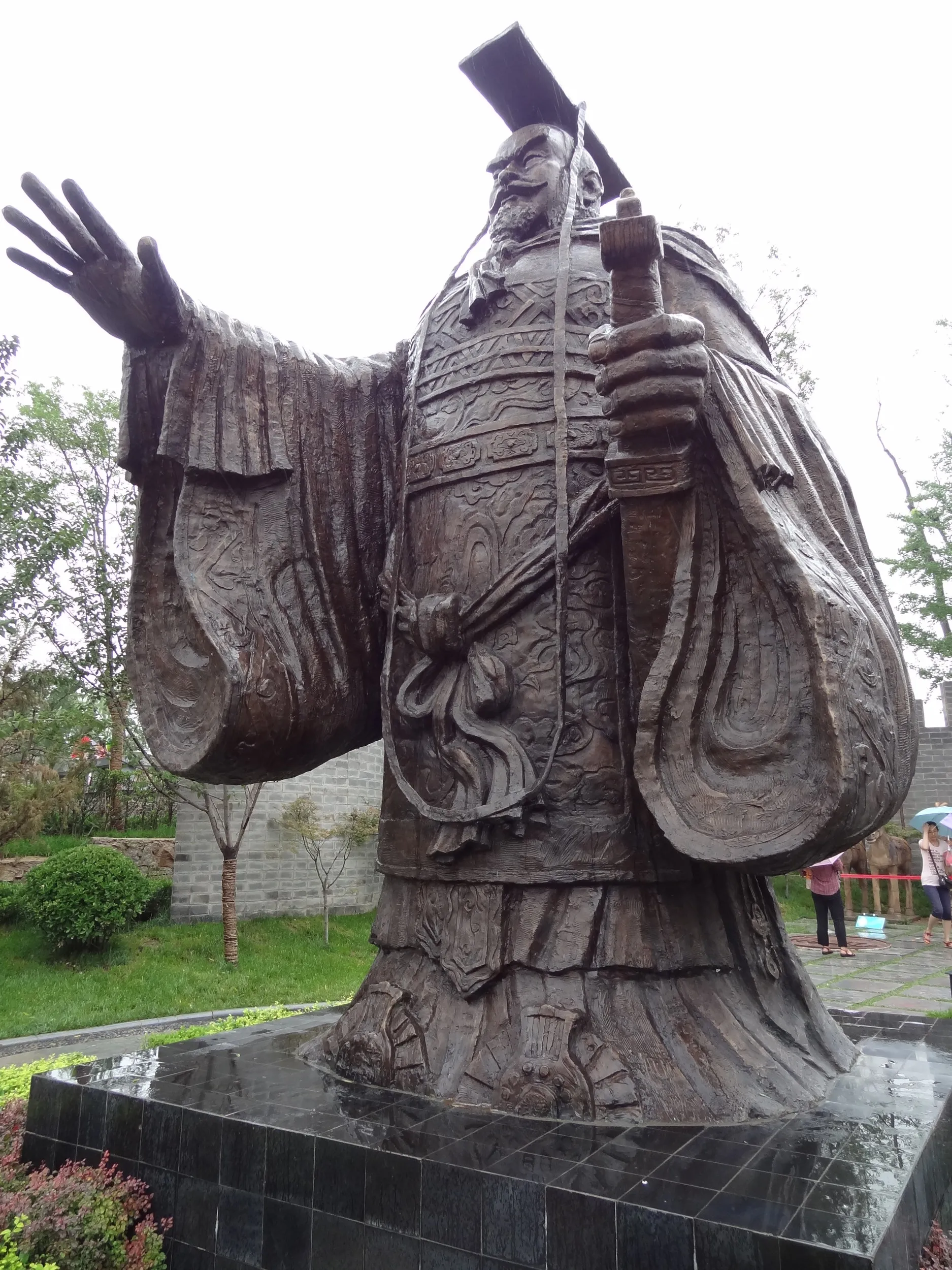 咸陽園の始皇帝の石像