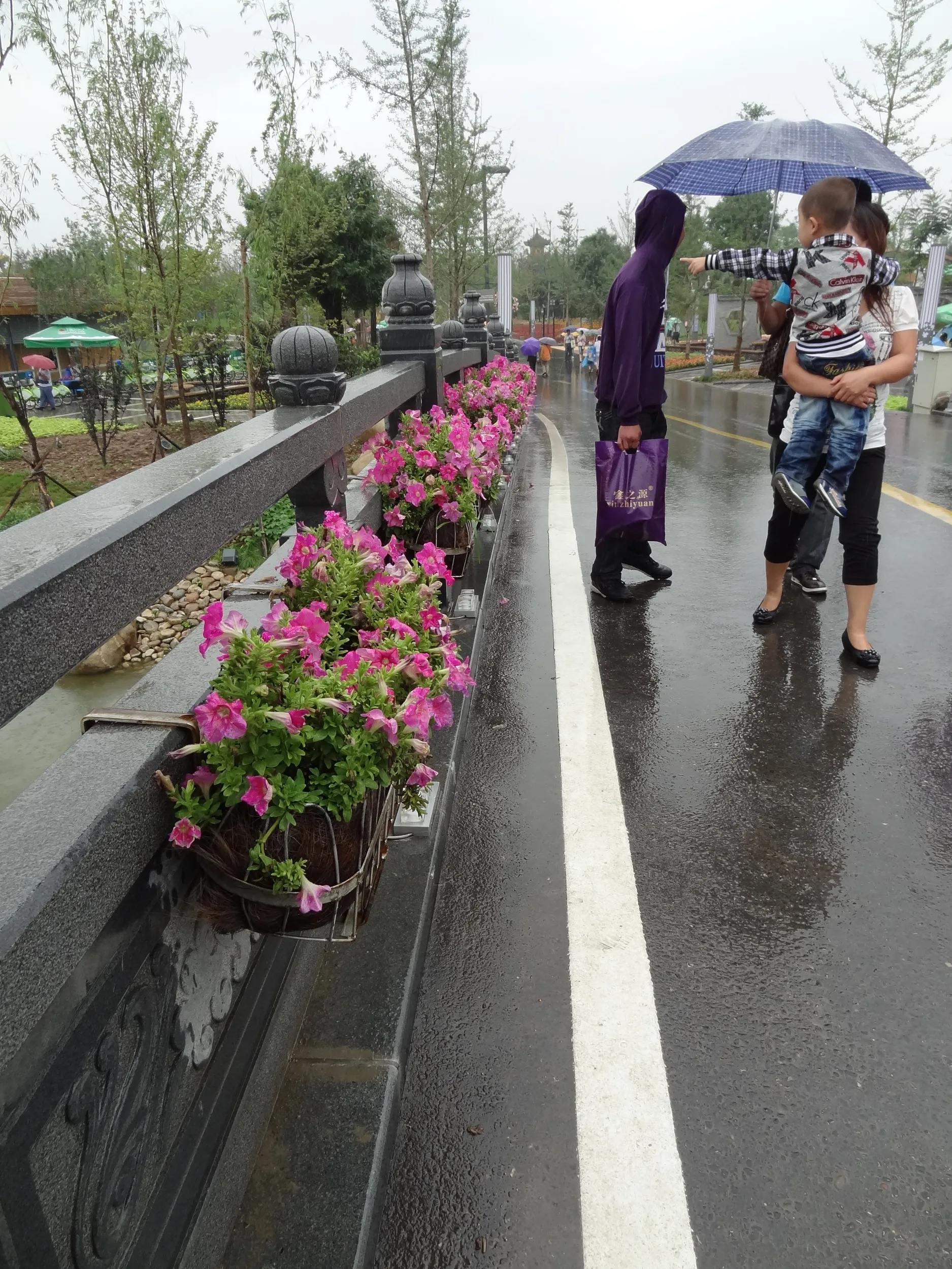 雨の会場内を歩く人々