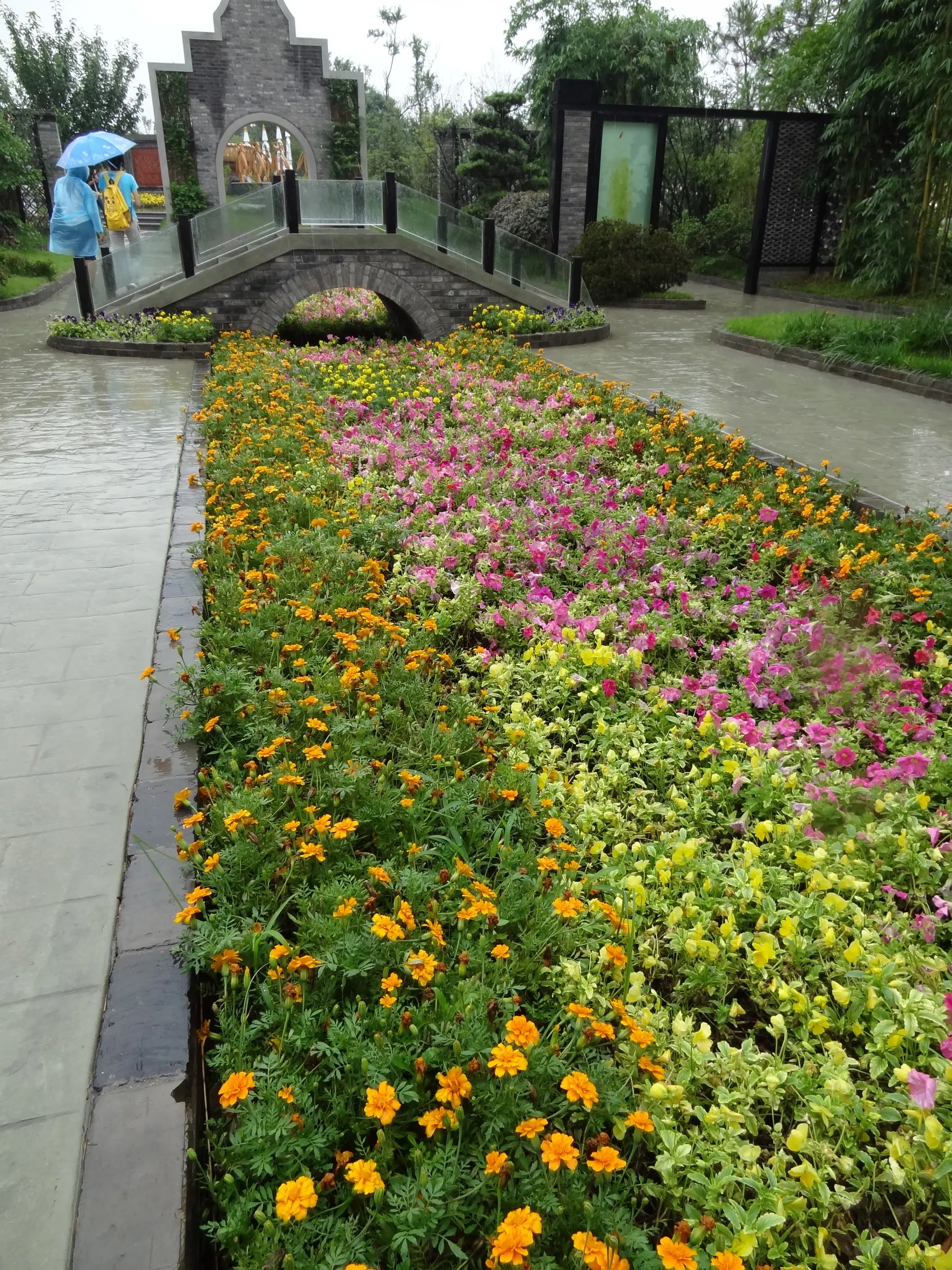 花が植えられた通路脇の花壇
