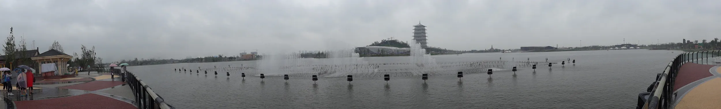 中心の池付近のパノラマ写真
