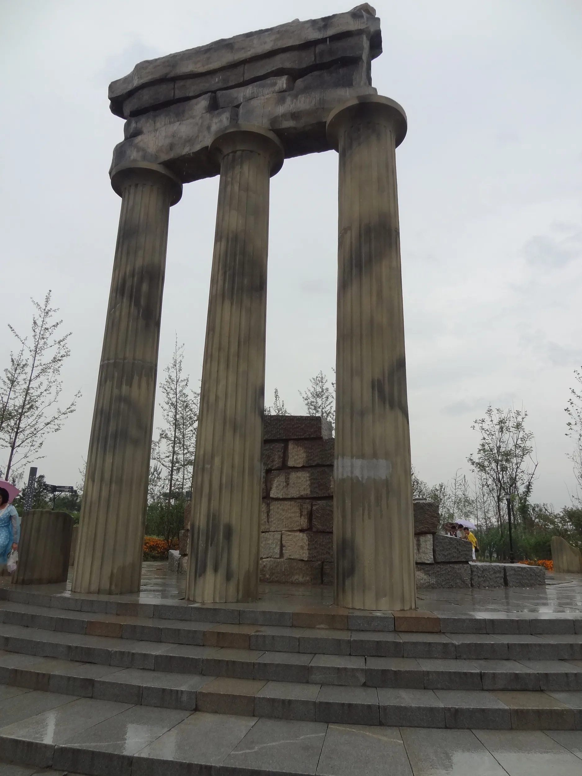 古代ギリシャ園の石柱