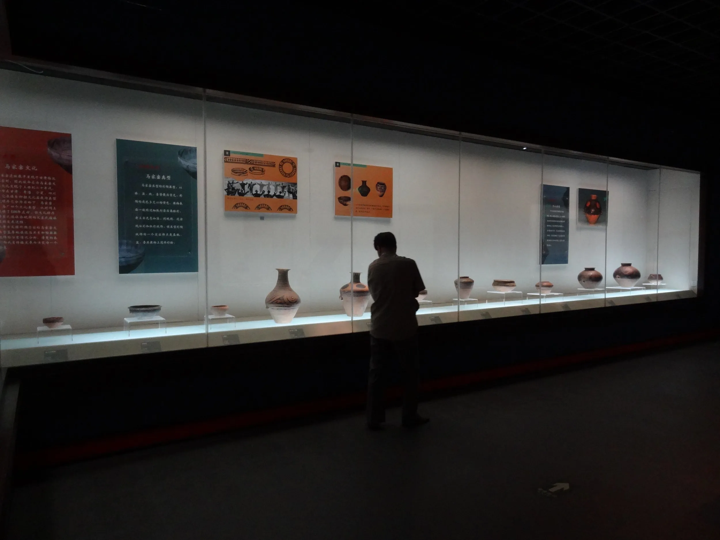彩文土器の展示を見る観光客