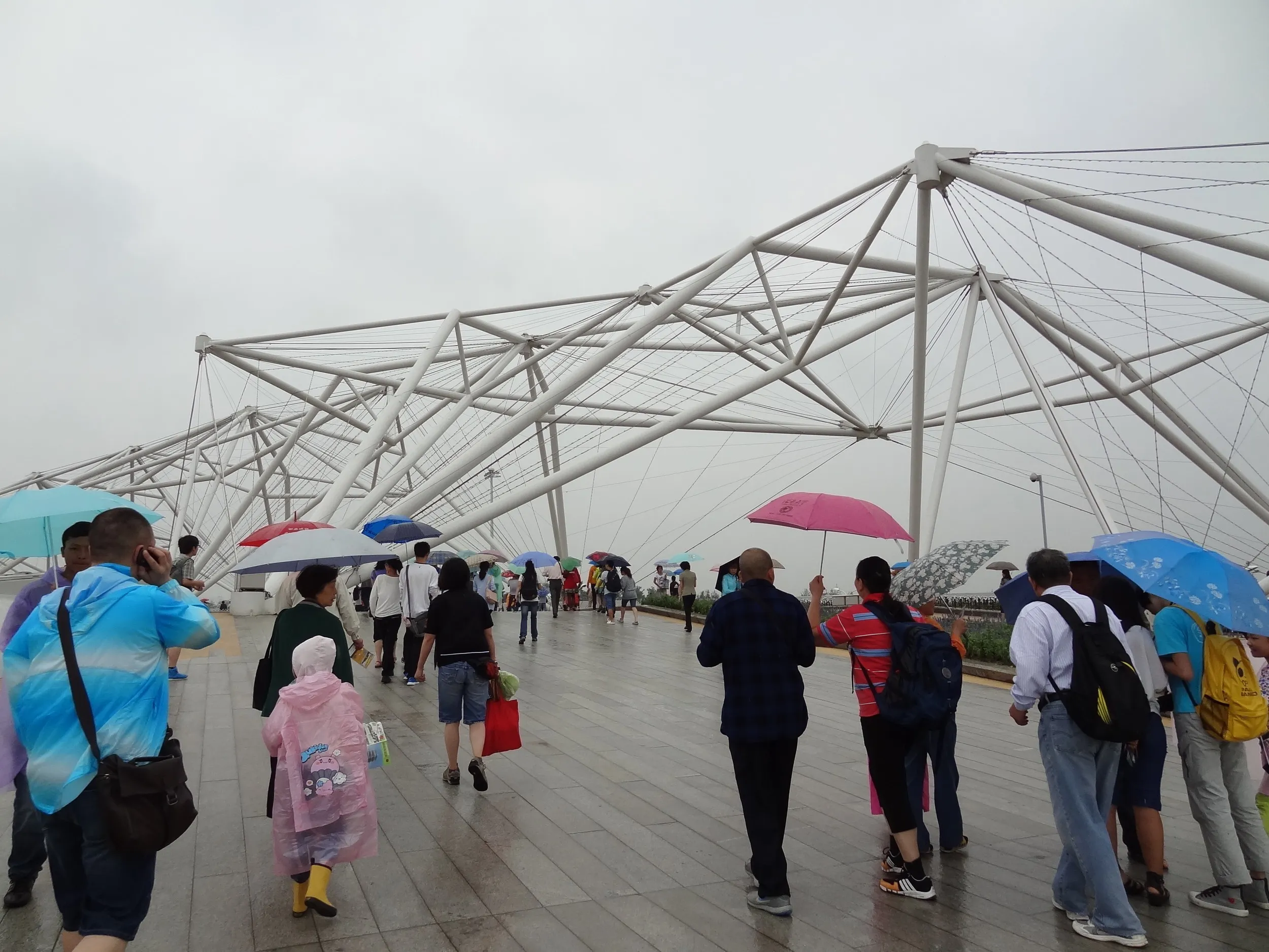 会場内にかかる陸橋