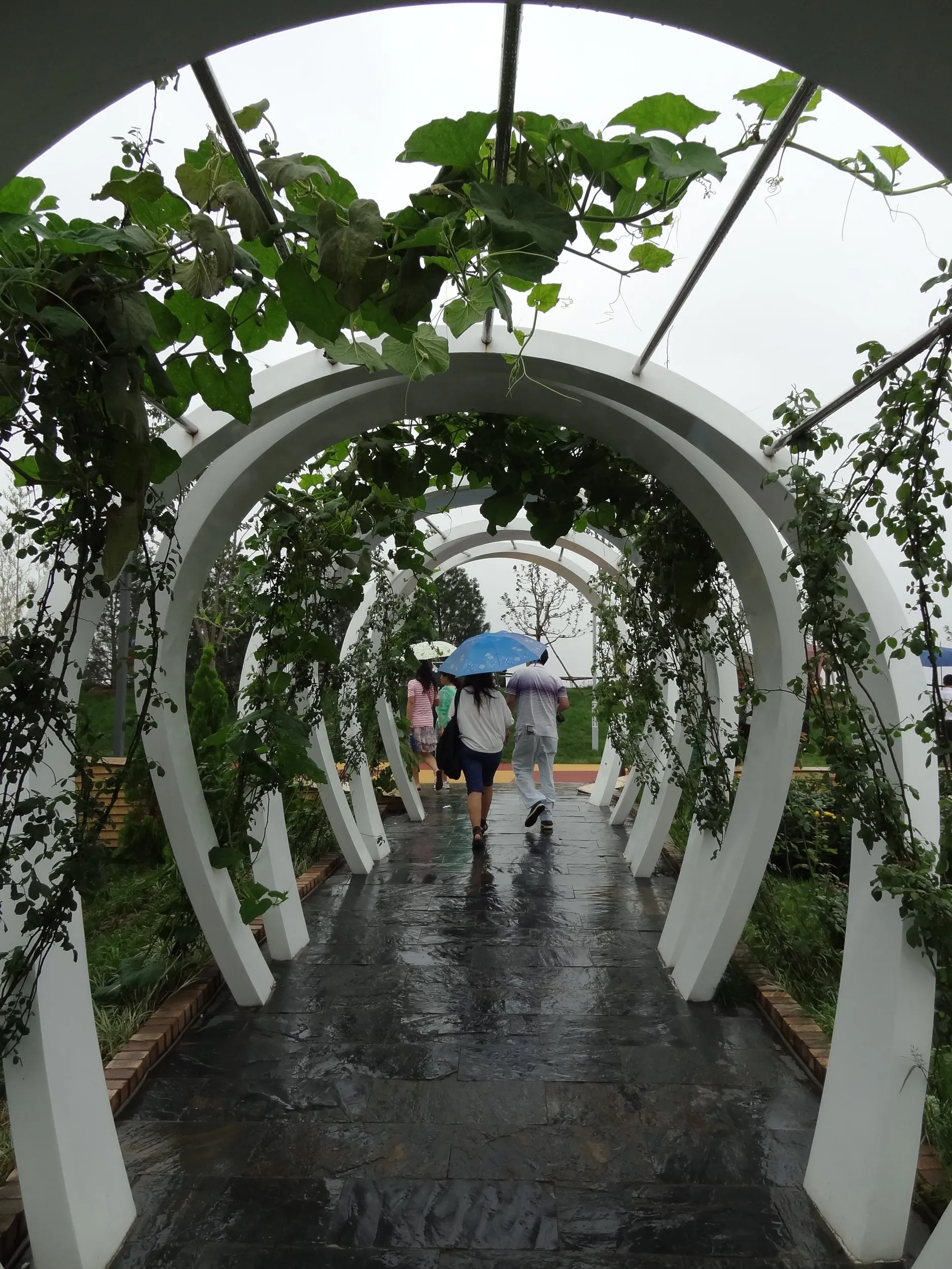 近代アートのようなアーチ