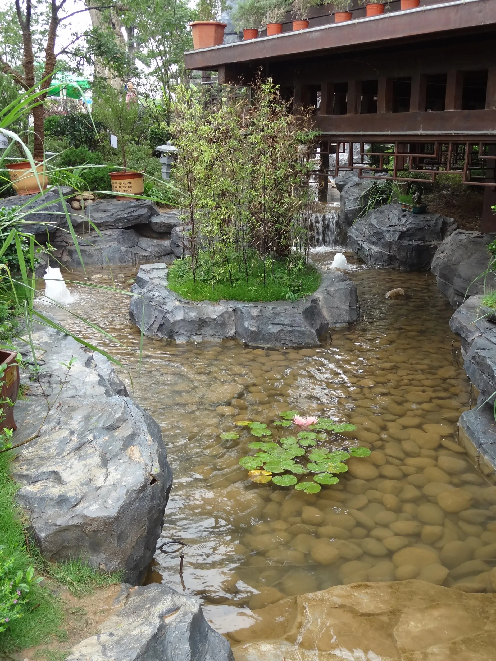 竹が植えられた池の中心の島